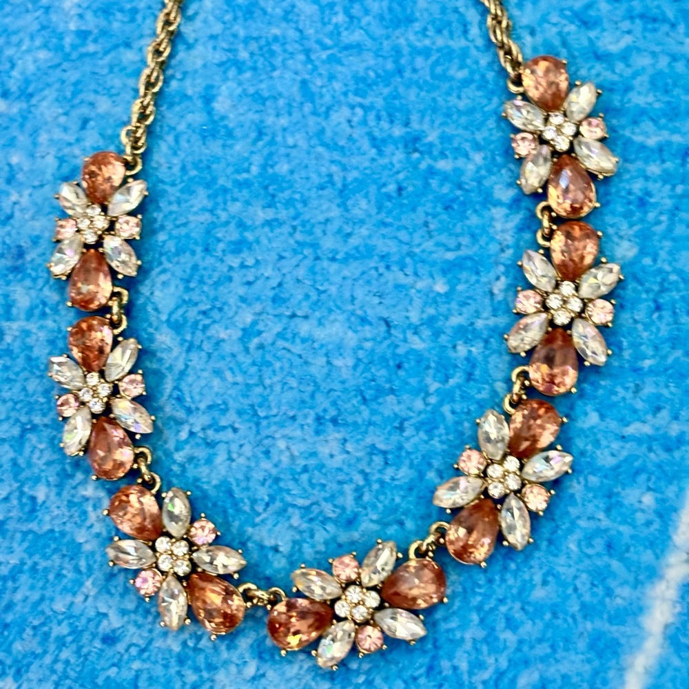 🌴18” necklace with gorgeous stones🌈